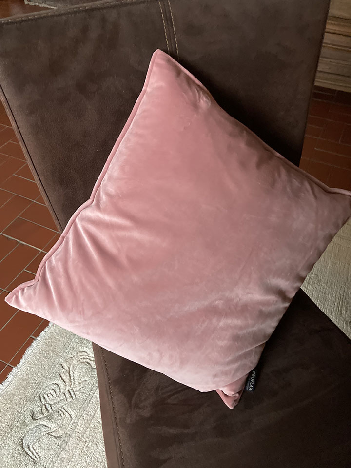Proflax Kissen rosa auf Stuhl